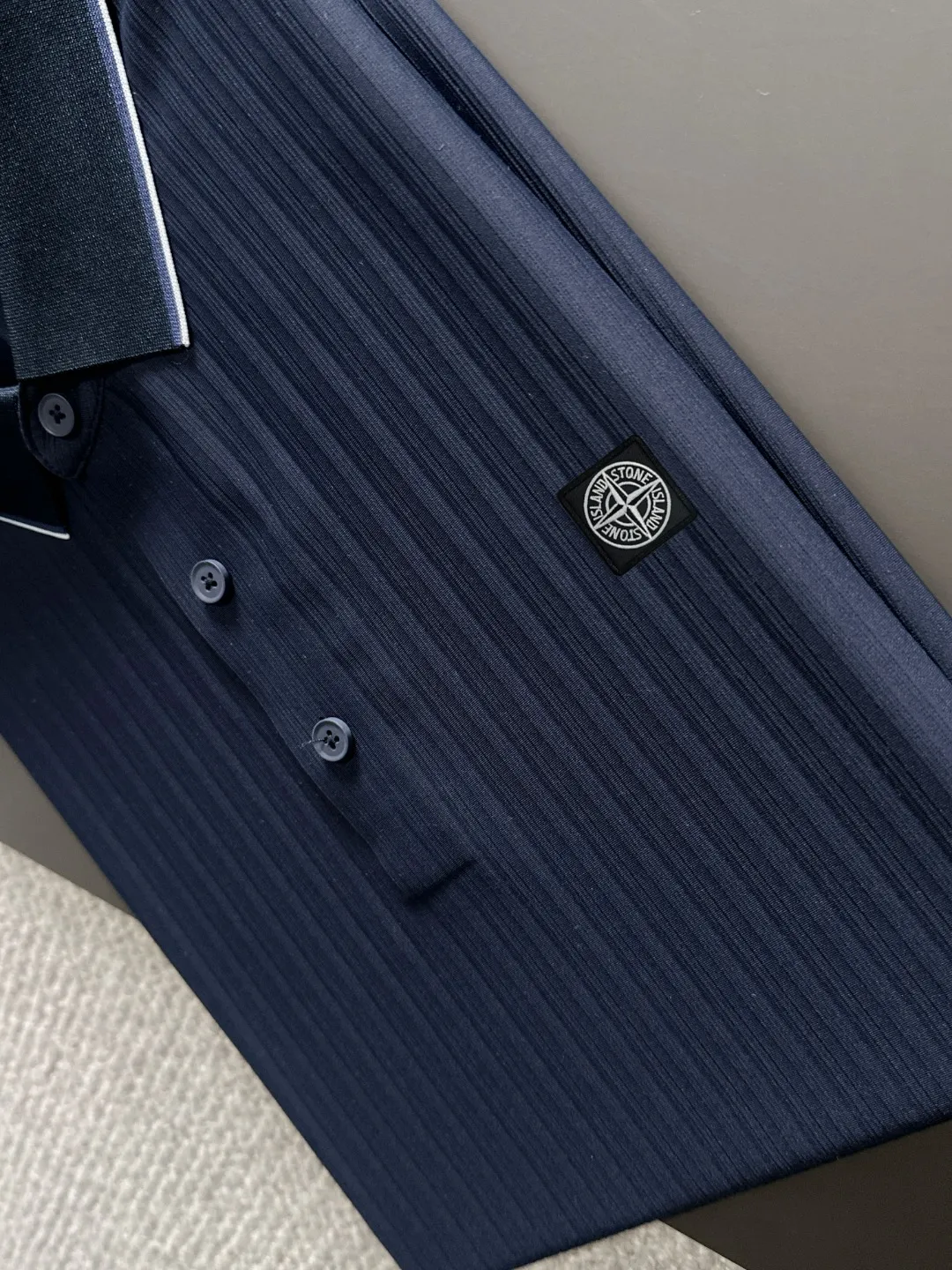 🅿️330 shipped next day, high quality Stone lsland/Stone Island 25ss spring and summer new high-definition POLO lapel T-shirt. Made with machines imported from Italy. It is truly the most luxurious and high-quality product. It is made of combed and heavyweight fabrics. High-strength and high-weight fabrics feel substantial when weighed. The upper body is also more textured than ordinary T-shirts and is not easy to deform. This texture can cope with the weather. It absorbs sweat and is breathable, suitable for both hot and cold! Perfectly produced with reference to the original stitch and stitch! The loose fit design is super noble. Custom-woven signature ribbed collar, cuffs, and hem. Really rare and rare goods Size: M-XXXL